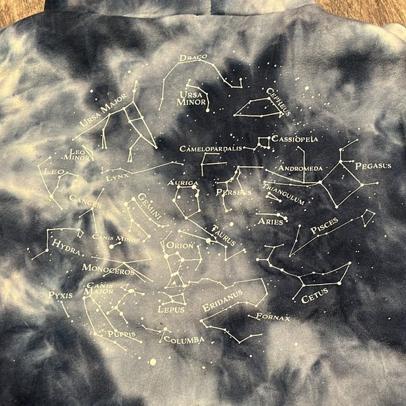 Girls M sweatshirt but runs small. Has stars constilation on the back - Picture 2 of 4